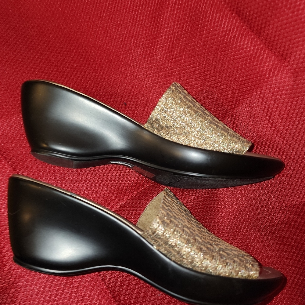 Croft and Barrow Gold  metallic slide with black wedge heel. very comfortable